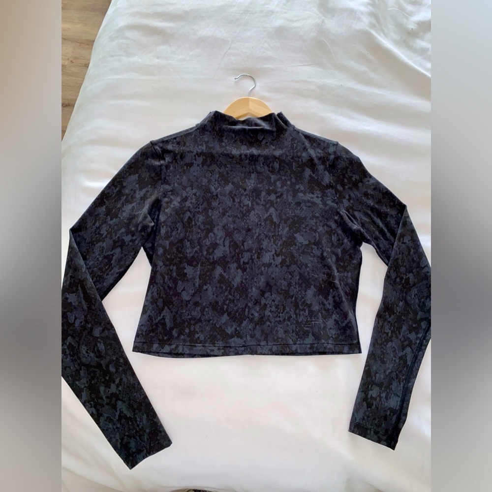 Long sleeve lululemon crop workout shirt